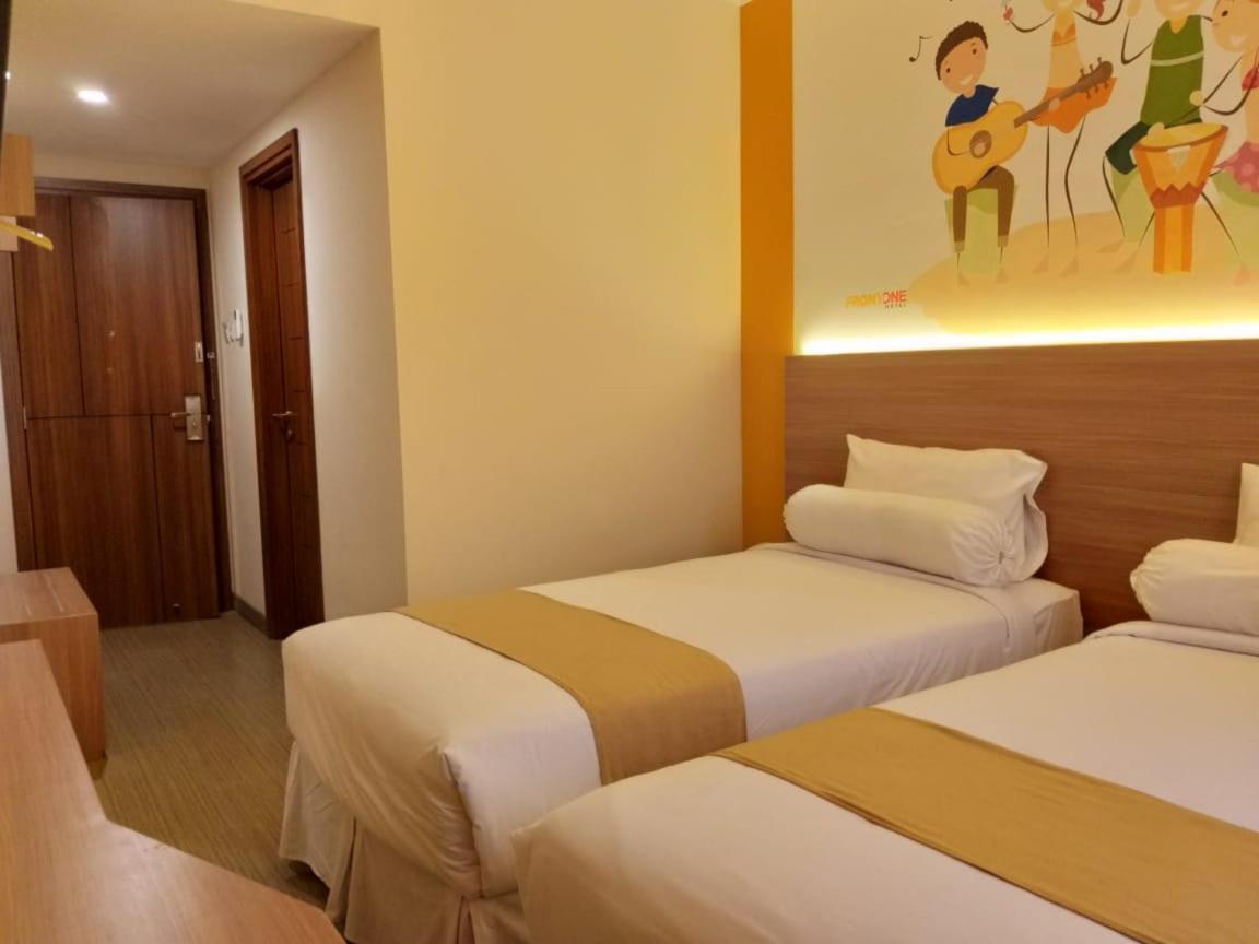Front One Hotel Tulungagung Exterior photo
